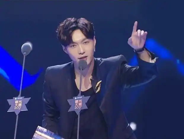 张艺兴[超话]#说大事专用手势