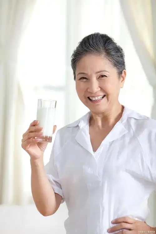 中老年人喝奶粉还是牛奶好?2023最新国产中老年奶粉品牌排行前十