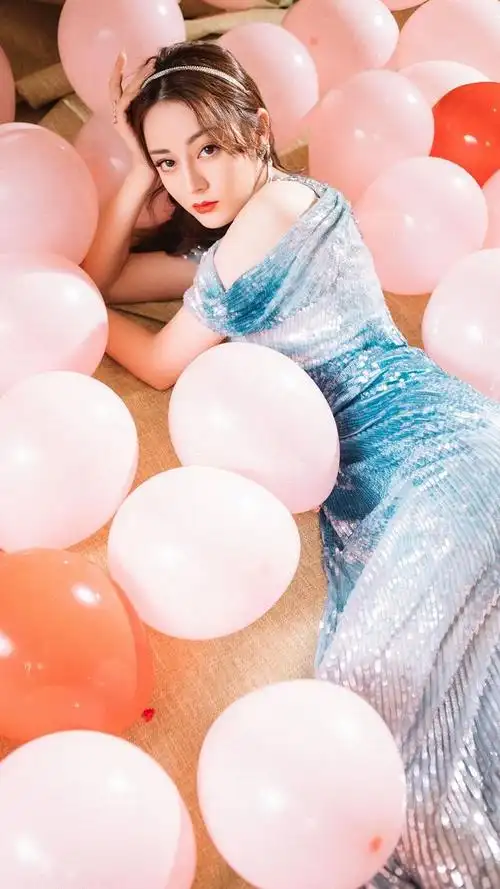 明星写真:迪丽热巴海蓝色亮片深v低胸人鱼裙,身材婀娜性感靓丽