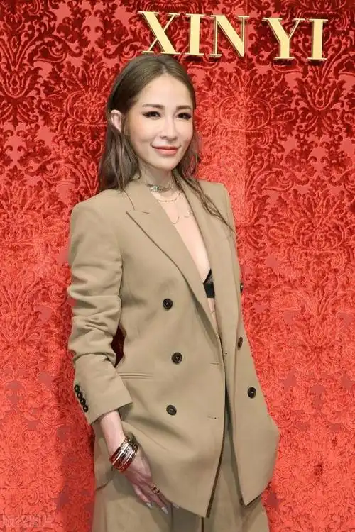 很有可能萧亚轩可以真切地感受到李玟的情绪与需求吧.