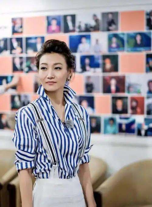 《新闻联播》美女主播李梓萌:44岁仍单身,为工作戴了15年假发-点点