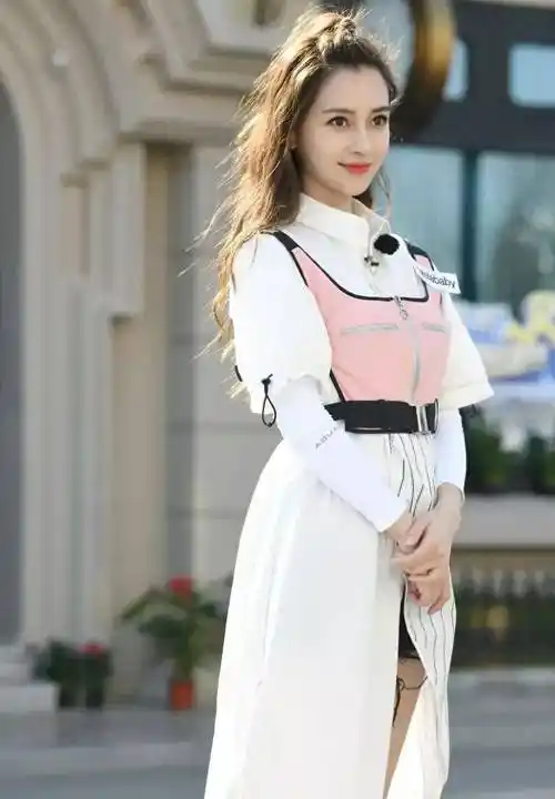 angelababy的脸蛋如童话般美丽,身材如闪电,穿衣如少女!