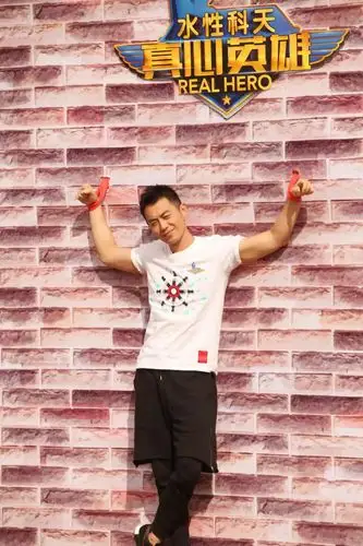 朱亚文,就是这样一个有着一身腱子肉的迷人坏家伙.