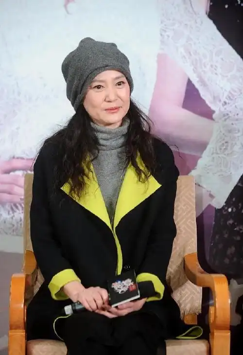 刘雪华独居生活让人羡慕,私下穿着朴素随性,但素颜状态暴露年龄