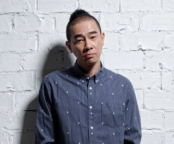 53岁陈小春近照曝光满脸胡茬尽显老态和老婆同框像两代人