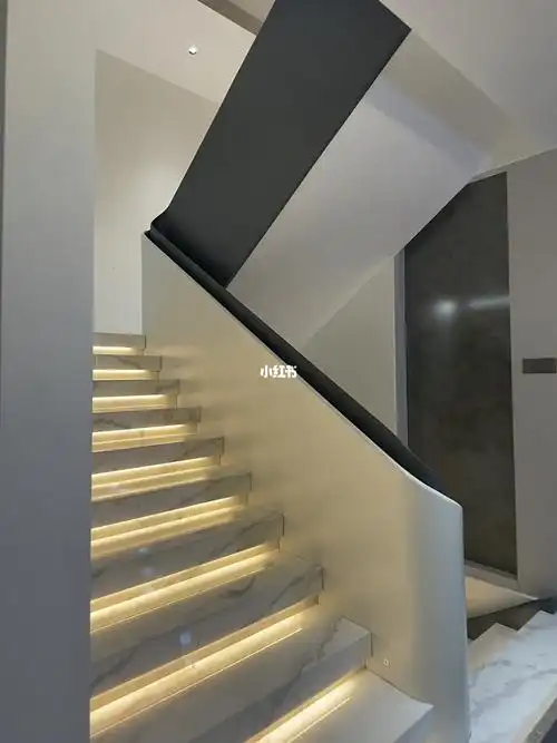 原创楼梯钢板双眼皮扶手黑白结合极简演绎