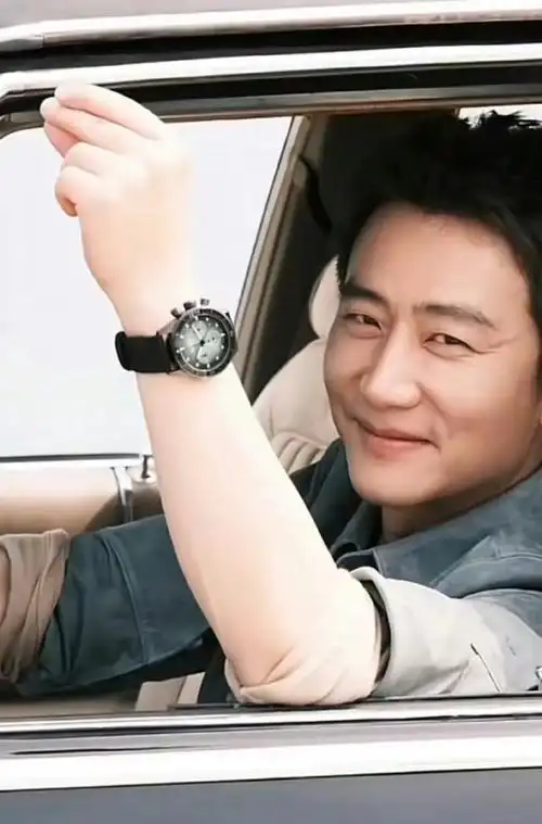 手不变#黄轩22岁到38岁荧幕变化,网友发现只有脸变了,小胖手一直都没