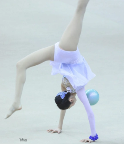 张艺凡运动会挑战艺术体操看清她的身姿是否专业很显然