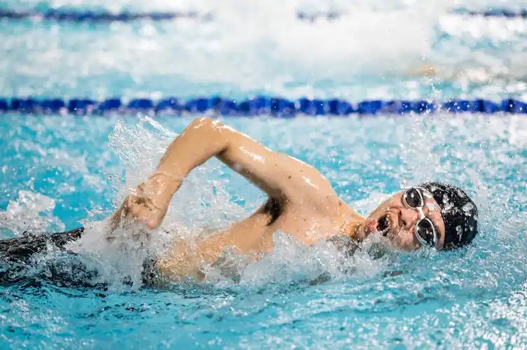 男子组50米自由泳决赛,选手奋力拼搏(学通社记者 郎一阳 摄)