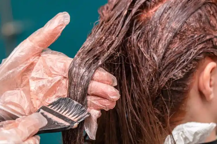 和面|自己在家染发和去理发店染有啥区别?染色没啥区别,效果略有差别