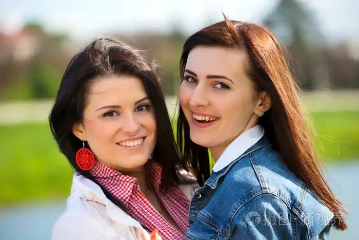 年轻, 有吸引力的女朋友在公园玩得开心照片-正版商用图片0vy6ny-摄图