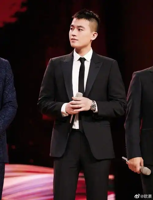 欧豪,他虽然是个鲜肉,但是他敢留着平头演硬汉子