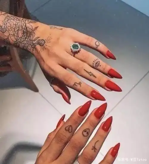 适合女士手上小纹身图片,有喜欢的吗?