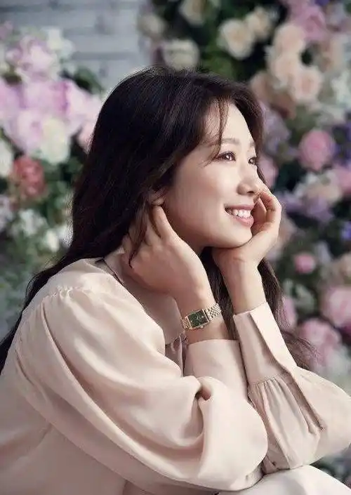 原创朴信惠越来越有女人味了长卷发时尚裙演绎时尚优雅风