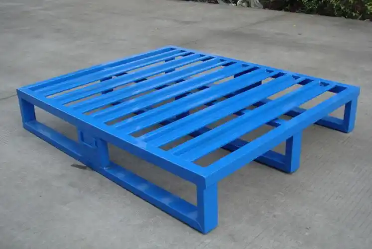 钢制托盘简称钢托盘或者铁托盘,钢托盘采用的是钢板