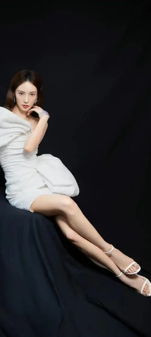 壁纸!身材骨感,线条完美,令人羡慕的大长腿金晨_网易订阅