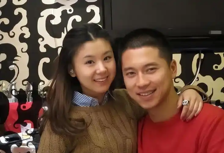 回顾李小萌出道22年与王雷相爱16年生二子生活幸福甜蜜