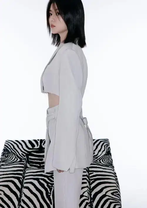 乔欣西装镂空秀出腹肌搭配利落短发楚楚动人