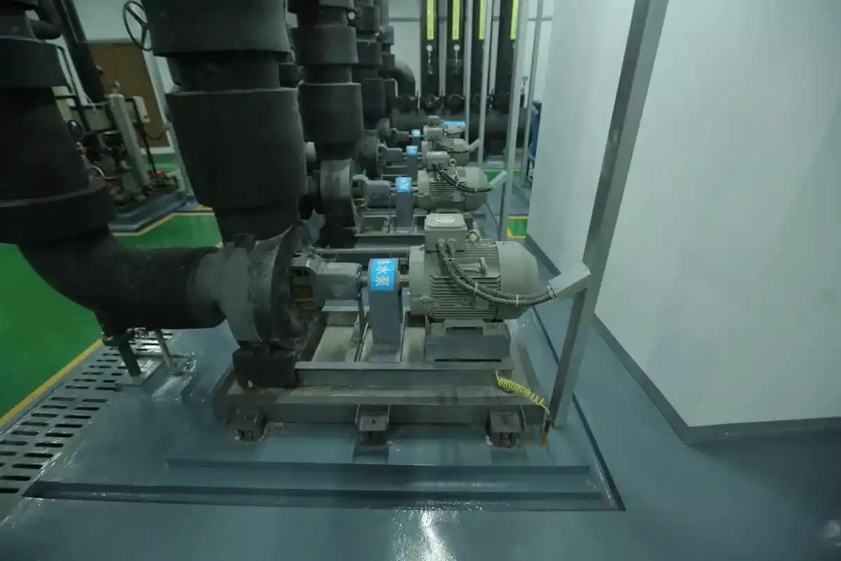 制冷机房水泵成排成线,电源线排布整齐,接地到位