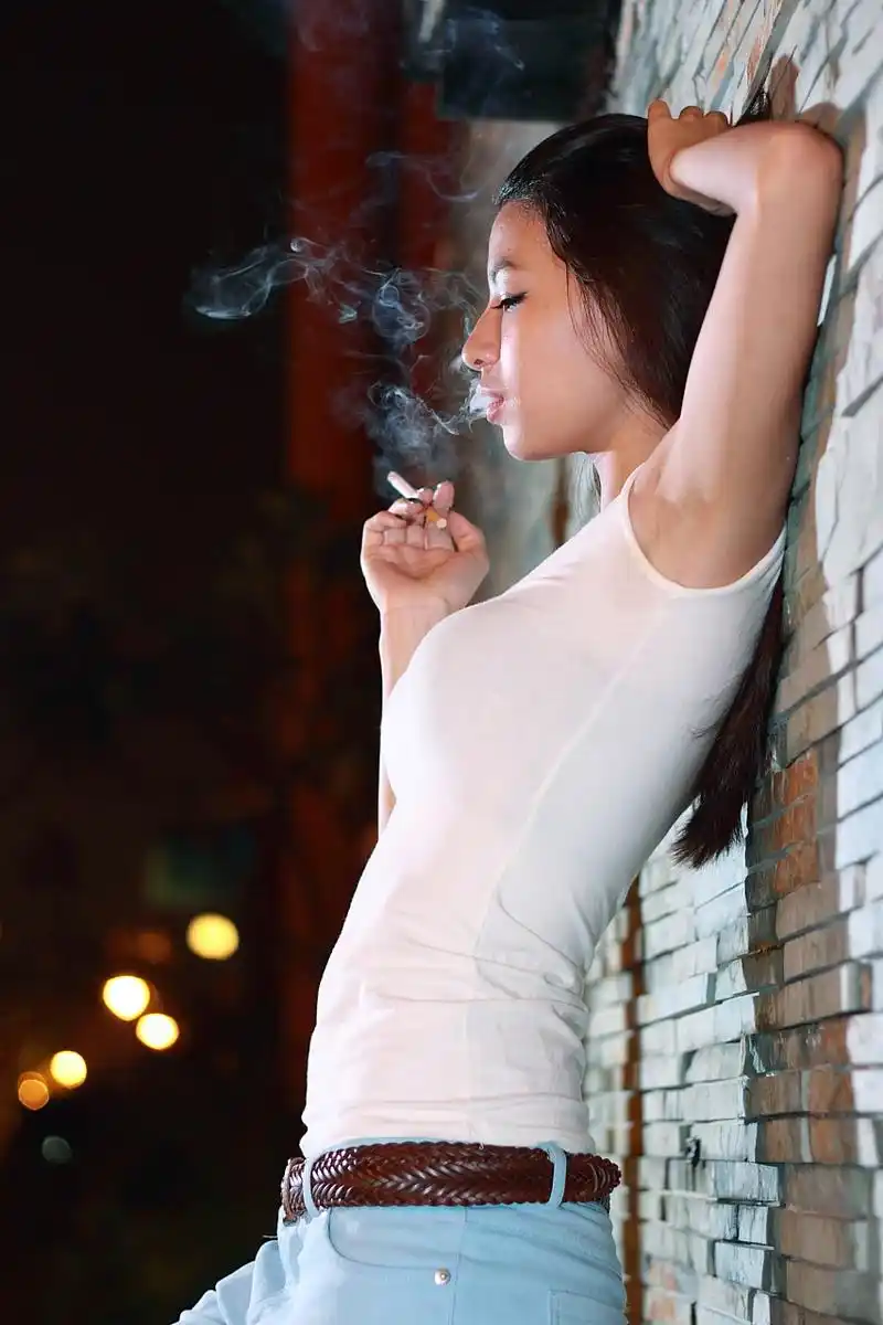 火辣身型-吸烟的女孩
