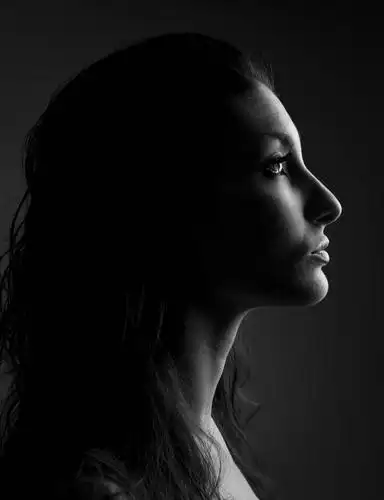 一个人,竖图,黑白,侧面,仅一个年轻女性,仅一个女性,仅一个人,黑色