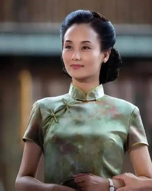 李颖晒近照并配文一回眸已是大半生颜值超高非常显年轻