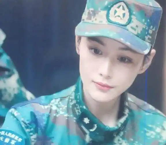 原创张馨予晒受伤照片腿上淤青额头扎针穿迷彩t恤出镜引热议