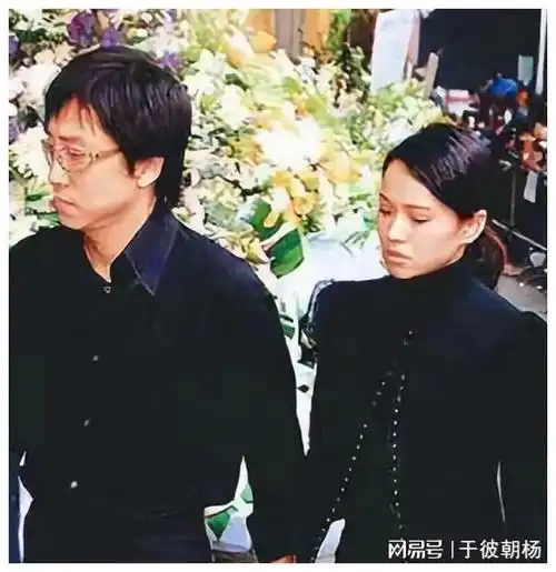 伊能静和庾澄庆在梅艳芳葬礼少见牵手合体这份委屈妈妈看在眼里