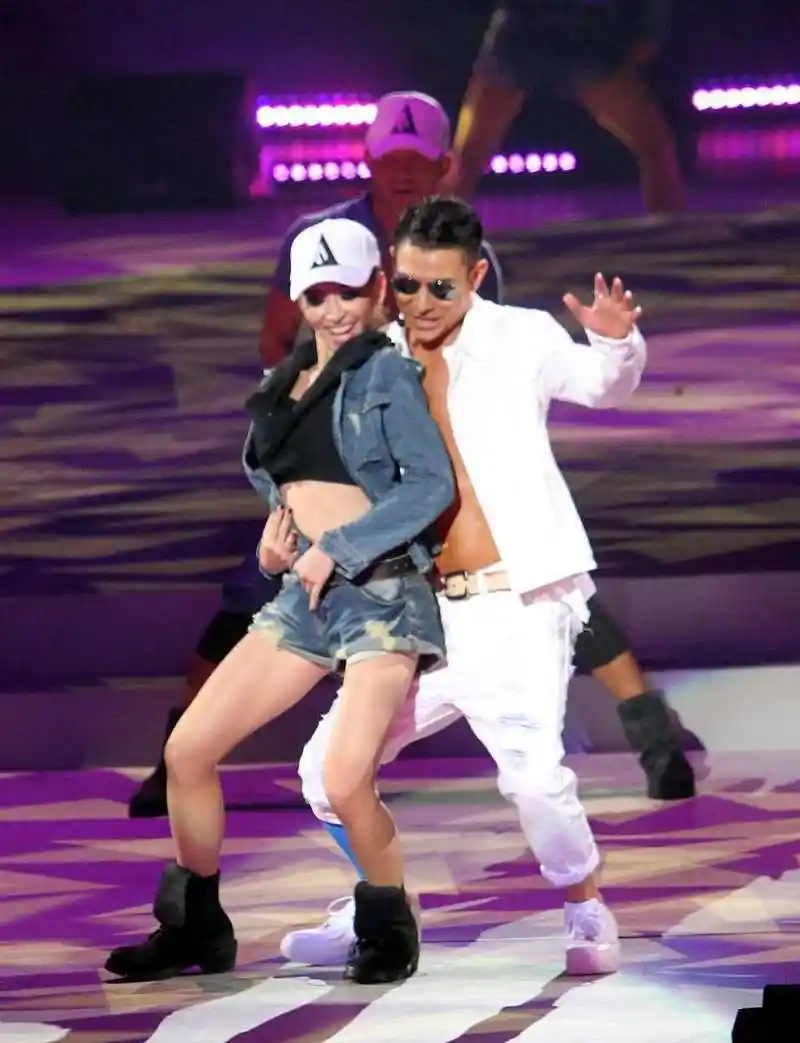 20xx年,刘德华的舞伴赖文慧遭到人挖墙脚,事情变得扑朔迷离.