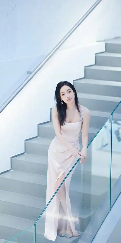 赵子琪壁纸:简约长裙好身材