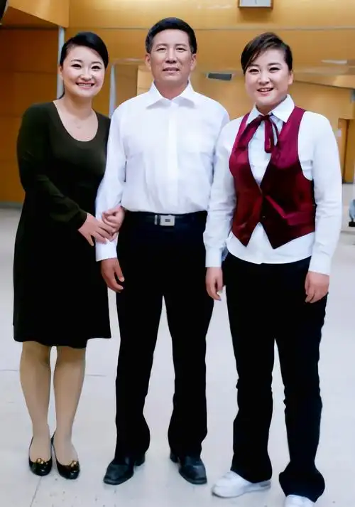 接下来,希望贾玲能快些"成家"!好让贾爸爸早点做一个幸福的"姥爷"!