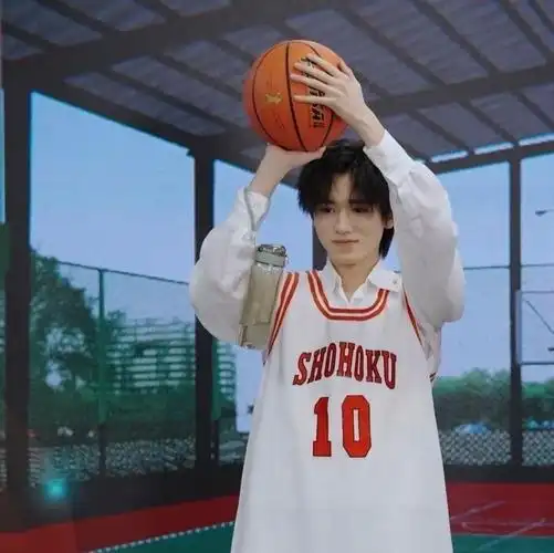 宋亚轩在萌探里身穿篮球衣青春迷人等看到他手上挂的水壶时粉丝直呼不