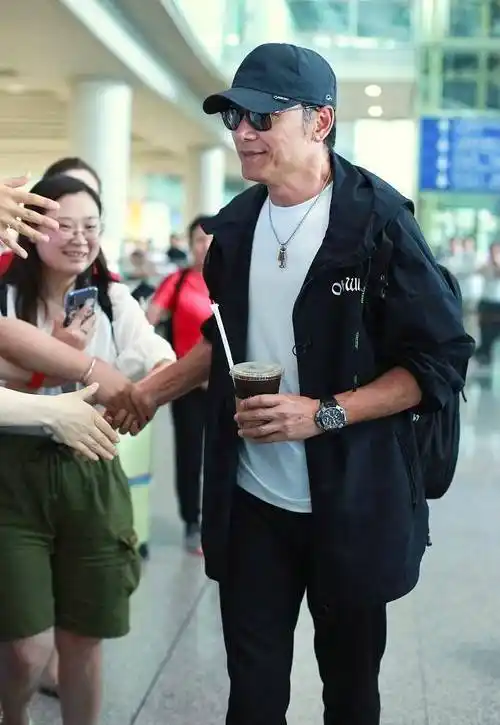 63岁苗侨伟越老越吃香,穿黑白配戴墨镜成熟稳重,魅力指数五颗星_白色