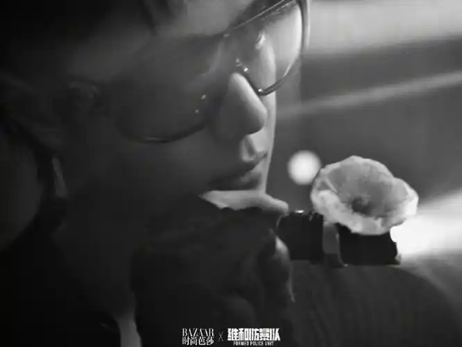 黄景瑜超话黄景瑜×时尚芭莎    黄景瑜×王一博《维和防爆队》时尚