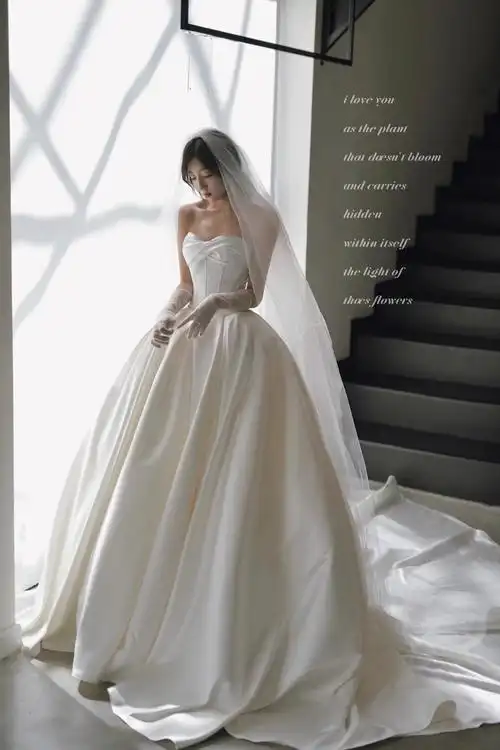 下面这款缎面婚纱珍珠光泽,轻盈服帖.