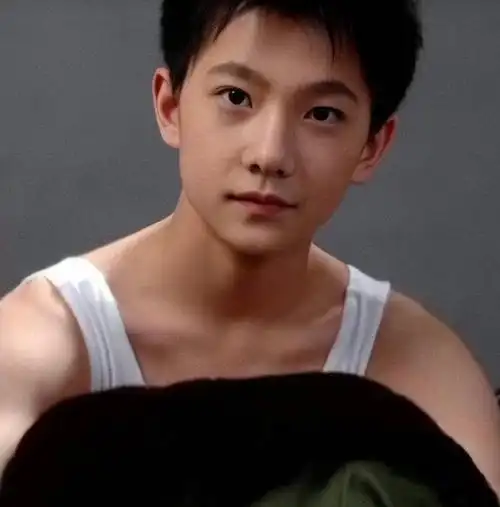 杨洋小时候长的好像樊振东##杨洋童年撞脸樊振东