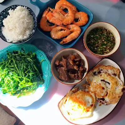 一个人吃饭图片