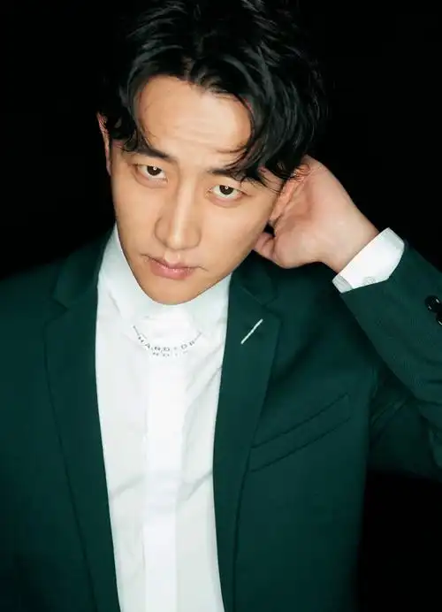 黄轩墨绿风度一眼万年 文艺写真深邃迷人 - 星辰影院