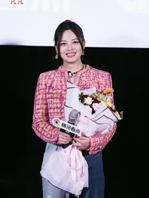 辛芷蕾带火了一种新穿法:短外套 鸳鸯牛仔裤,高级又洋气|高腰|发型