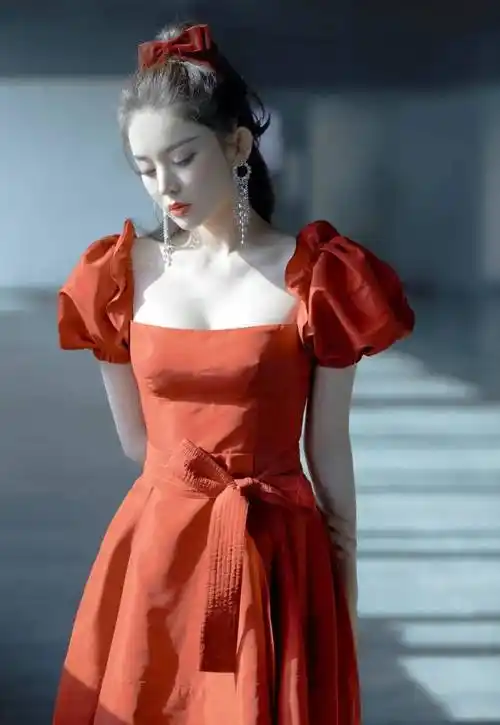 如何学古力娜扎穿搭(古力娜扎穿着引来热议)