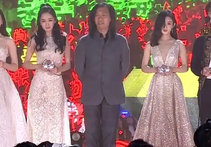 杨幂和赵丽颖同框合影啦,没有了精修待遇,谁长相佳显而易见