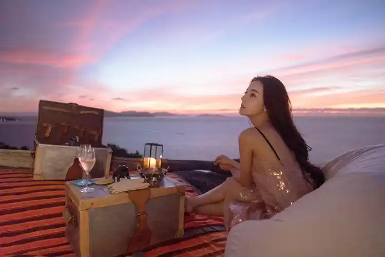 仙女迪又上线了长发飘飘宛如仙子迪丽热巴海边穿白裙荡秋千