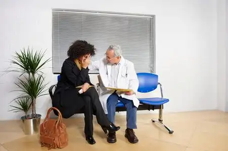 与外国人交流图片