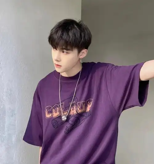 两侧铲短镂空鬓角留长,顶部剪出层次微蓬松,刘海要长要碎微分!