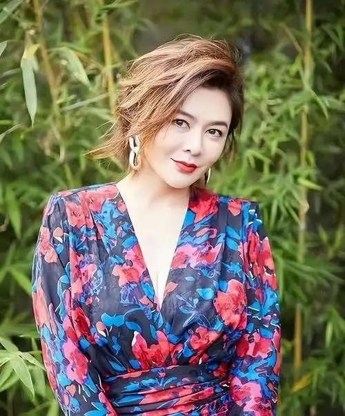 明星现实中真的很漂亮吗?网友:身材瘦成"纸片",香水味巨浓