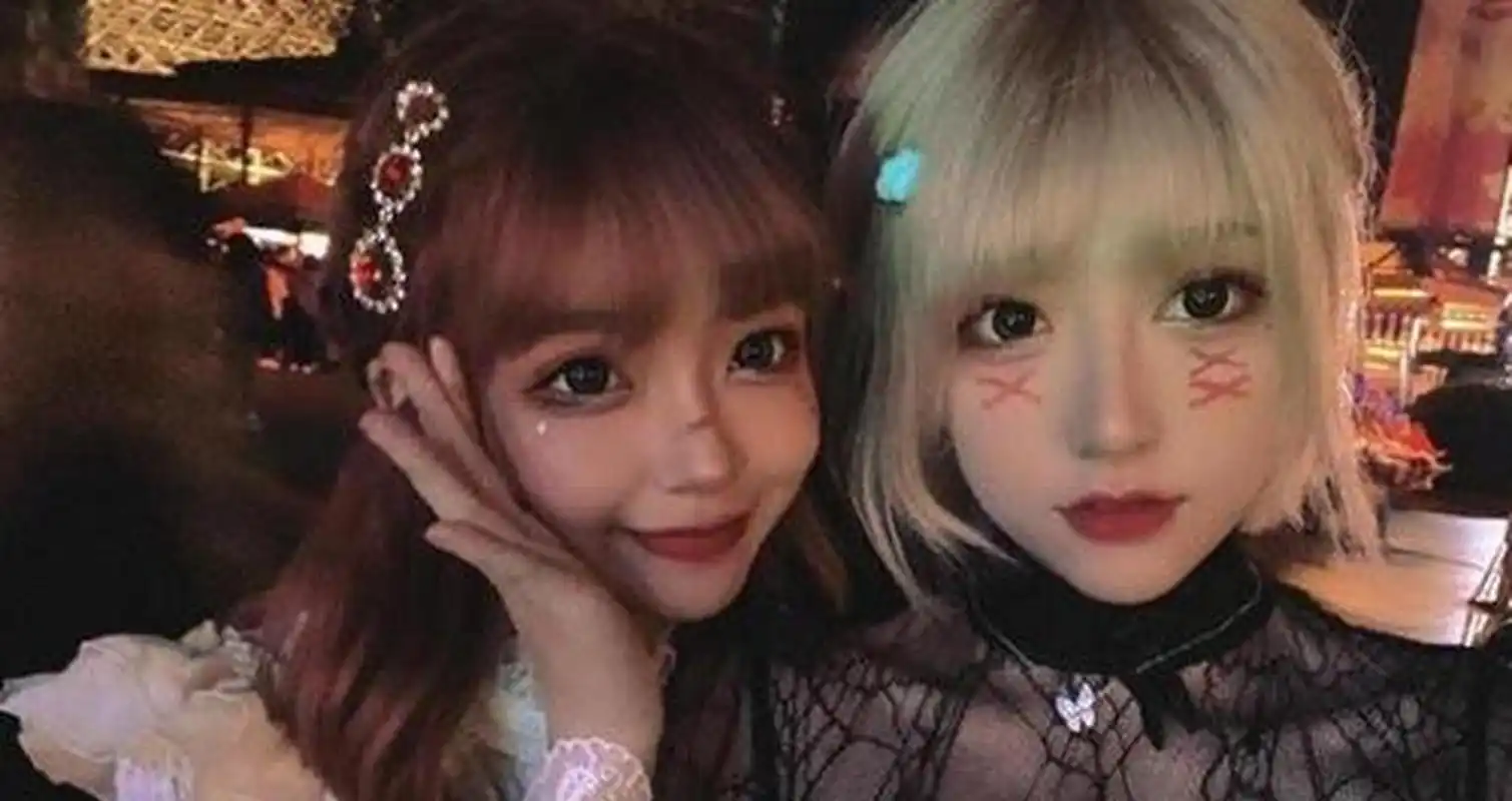 千万级网红咬米素颜照丑爆 大盘脸塌鼻子女神变大妈