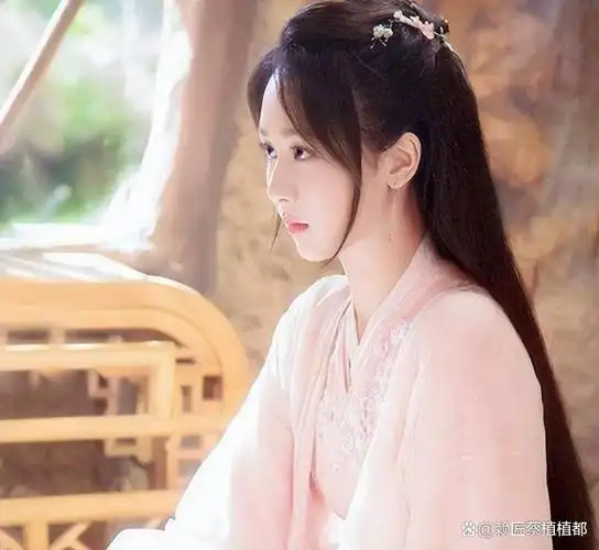 2021年11月15日,杨紫在社交平台发布自己离开的消息.