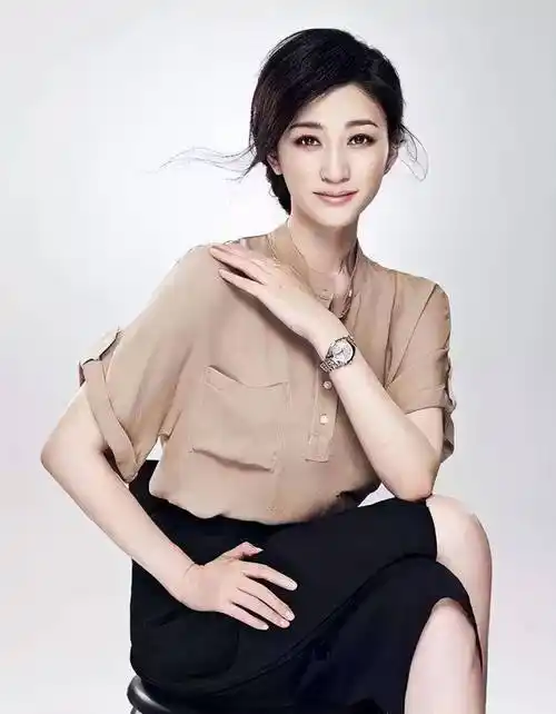 原创李小冉写真曝光44岁仍少女感不减她好迷人而且很励志