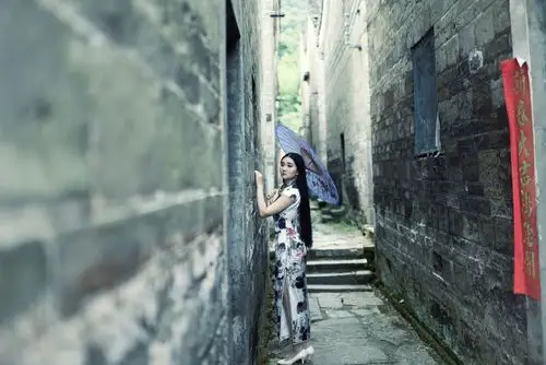 撑着油纸伞,独自  彷徨在悠长,悠长  又寂寥的雨巷  我希望飘过  一个