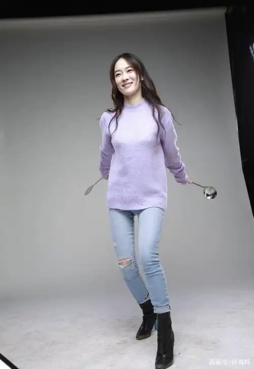 霍思燕牛仔裤搭配浅红上衣和白色紧身裙打扮棚拍定妆照什么水平